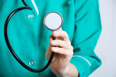 Elinde steteskop tutan bir doktor, sağlık ve ilaç, ambulans.