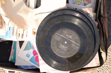 Ukrayna Dnepr 21.02.2022 - Markette, müzik dükkanında, Sovyet kayıtlarında eski Rus vinil albüm satışları