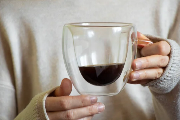 Una taza de café en las manos de una chica, la chica bebe café por la mañana para el desayuno, café — Foto de Stock