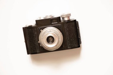 Beyaz arkaplandaki eski fotoğraf makinesi.