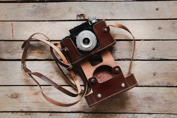 Deri Bir Çantada Eski Fotoğraf Makinesi Yakın Plan Ahşap Bir — Stok fotoğraf