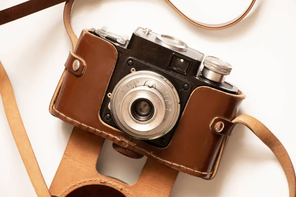 Câmera Fotográfica Antiga Uma Caixa Couro Fundo Branco Close — Fotografia de Stock