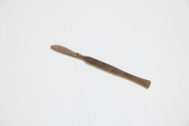 Beyaz arka planda eski cerrahi neşter.