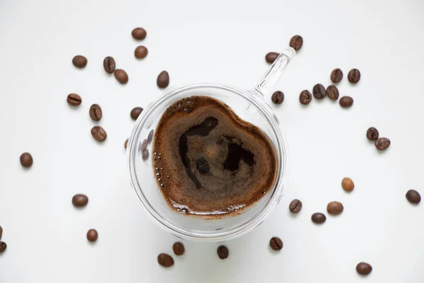 心臓の形をしたコーヒーと白い背景に穀物を散らしコーヒーとロマンス — ストック写真