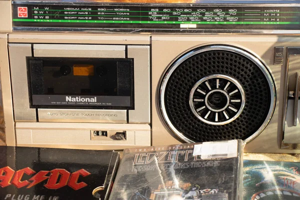 우크라 이나 Dnepr 22.02.2022 - 오래 된 국립 테이프 녹음기와 태양 아래서 노래가 담긴 CD 가 시장에서 팔린다. — 스톡 사진