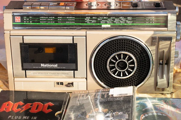 우크라 이나 Dnepr 22.02.2022 - 오래 된 국립 테이프 녹음기와 태양 아래서 노래가 담긴 CD 가 시장에서 팔린다. — 스톡 사진