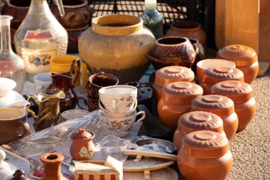 Eski mutfak gereçleri Ukrayna 'daki çarşıda satılıyor. Ev için antika mutfak gereçleri koleksiyonu.