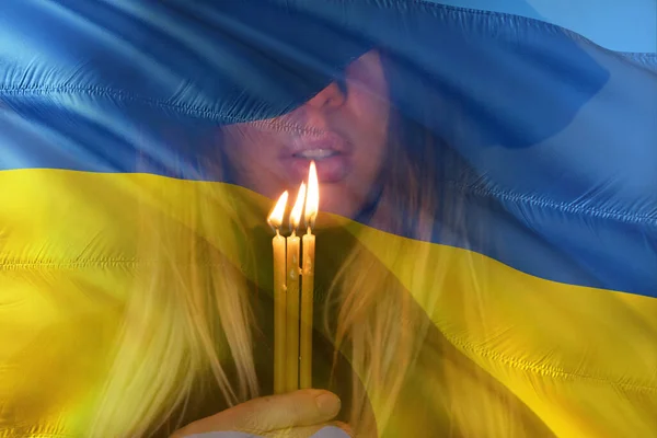 Ukrainas Flagga Och Ansiktet Bedjande Flicka Med Ett Ljus Bön — Stockfoto