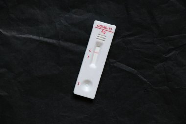 Negatif covid testi izole edilmiş arkaplan ve antikor testinde yatıyor