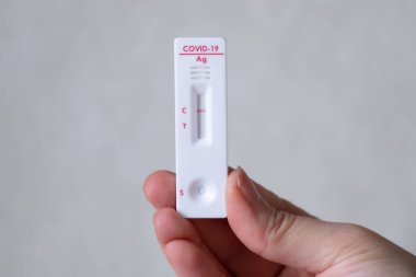 Doktorun ellerinde negatif sonuçlu test, antikor testi.