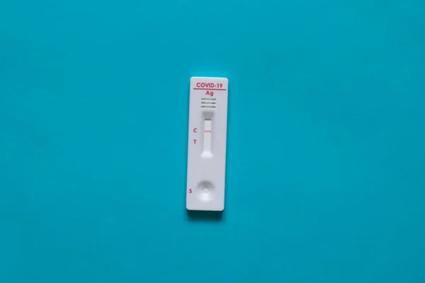 Teste Covid Negativo Está Fundo Isolado Teste Anticorpos — Fotografia de Stock