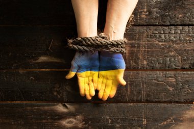 Ukrayna bayrağı, Ukrayna 'da sıkıyönetim, vatanseverlik ve Kiev' de güç ve güç olmak üzere ahşap bir masada bağlı yaşlı bir kadının elleri üzerinde sarı ve mavidir.