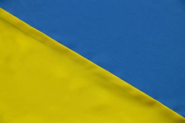 Arka plan olarak Ukrayna 'nın sarı-mavi ulusal bayrağı, Ukrayna' daki savaşı ve barışı durdurun