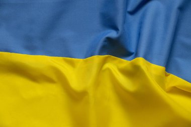 Arka plan olarak Ukrayna 'nın sarı-mavi ulusal bayrağı, Ukrayna' daki savaşı ve barışı durdurun