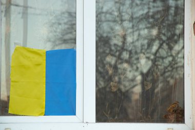 Ukrayna 'nın ulusal bayrağı Ukrayna' da bir eve bağlı, Ukrayna 'da barış, savaşı durdurmak