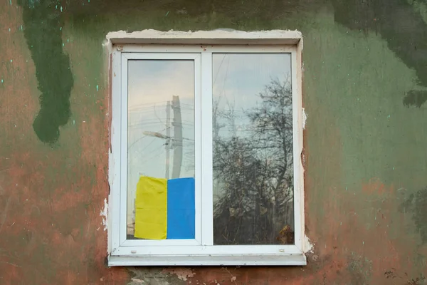 Ukrayna 'nın ulusal bayrağı Ukrayna' da bir eve bağlı, Ukrayna 'da barış, savaşı durdurmak