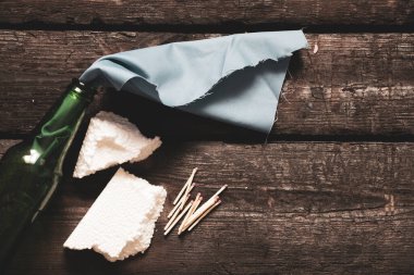 Molotof kokteyli, Ukrayna 'da sıkıyönetim, kız evini savunmaya hazırlanıyor, şişelerin içinde yanıcı bir karışım, savaş Ukrayna 2022