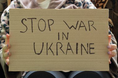 Ukrayna 'daki savaşı durdurun. Ukrayna' da bir kadının Dinyeper 'deki evinden elinde tuttuğu, protesto eylemi, sıkıyönetim ilan edildi.