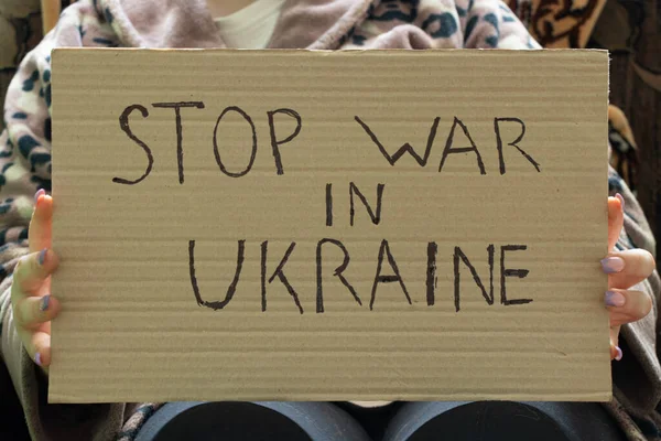 Зупиніть Війну Україні Написаній Табличці Якій Жінка Тримає Руках Свій — стокове фото