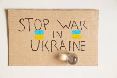 Ukrayna 'daki savaşı durdurun. Ukrayna' daki bir evden gelen tabelaya yazıldı. Protesto eylemi, Ukrayna 'daki sıkıyönetim.