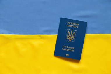 Ukrayna bayrağının arka planına karşı biyometrik pasaport, sarı-mavi, vatansever