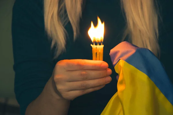 Девушка Молится Украину Держит Флаг Украины Войну Украине Молитву Свою — стоковое фото