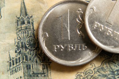 Yakın plan Rus rublesi. Rusya 'ya karşı mali yaptırımlar. Rublonun çöküşü. Rus ekonomisi ve rublesi. Rusya 'da kriz 2022, ülke ekonomisi