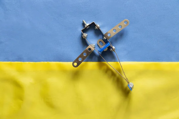 乌克兰的黄蓝国旗作为背景和儿童建造飞机 制止了乌克兰 乌克兰上空 飞机和乌克兰的战争与和平 — 图库照片