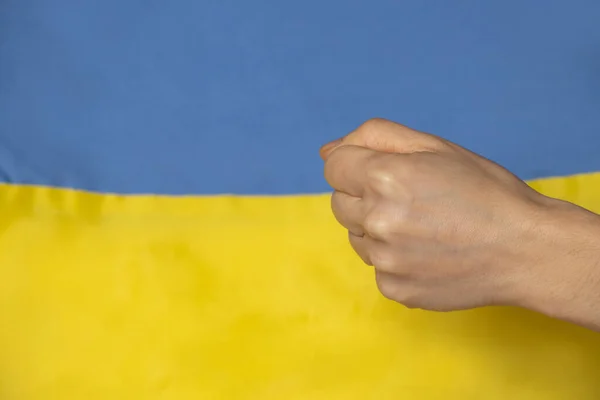 ウクライナの国旗 ロシアに対するウクライナ人女性の強さと怒り ウクライナでの戦争を背景にした女性拳 我々は無敵です — ストック写真