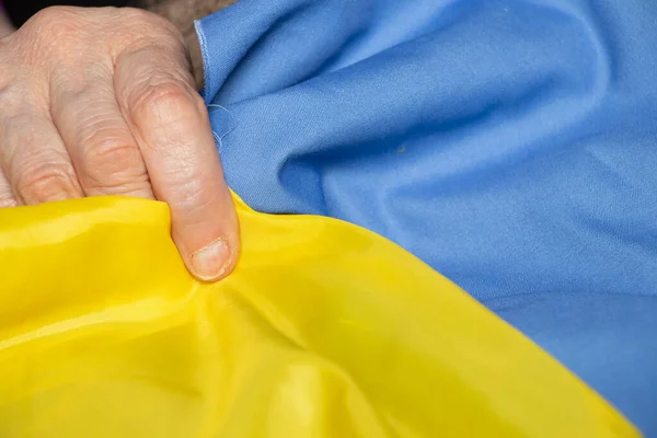 Grootmoeders Hand Houdt Vlag Van Oekraïne Oorlog Oekraïne Stop Oorlog — Stockfoto
