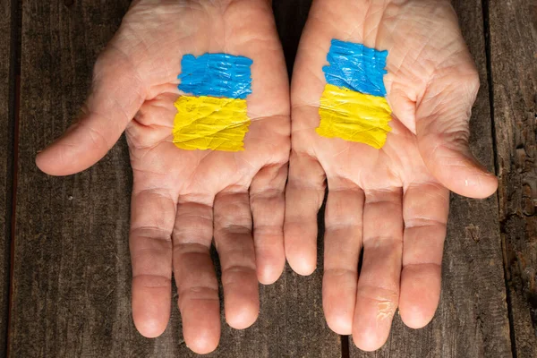 Bandeira Amarelo Azul Ucrânia Pintado Nas Mãos Velha Mulher Pare — Fotografia de Stock