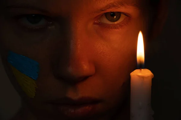 Lány Arcát Nemzeti Zászló Ukrajna Sárga Kék Arcon Háttér Gyertya — Stock Fotó