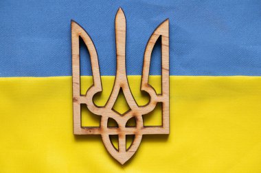 Ukrayna 'nın sarı-mavi ulusal bayrağı, Ukrayna' nın arka planı ve arması olarak, Ukrayna 'daki savaş ve barışı durdurun, savaşı durdurun, protesto ve vatanseverliği 2022