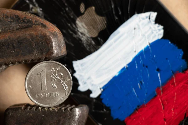 Україна Дніпро 2022 Газовий Ключ Тримає Російський Рубль Ятнадцятий Яблучний — стокове фото