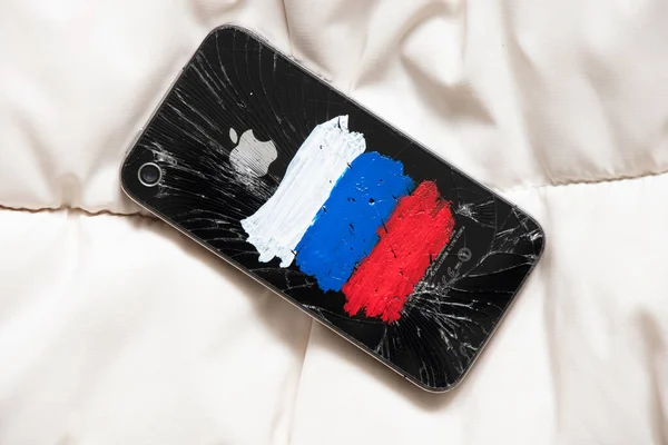 Украина Днепр 2022 Разбитое Яблоко Iphone Нарисованным Флагом России Санкции — стоковое фото