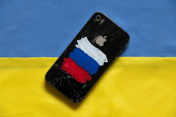 Україна Дніпро 2022 Розбите Яблуко Iphone Розписаним Прапором Росії Санкції — стокове фото