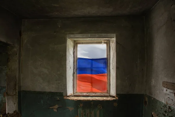 Starý Zničený Dům Oknem Němž Ruská Vlajka Ruska Zničené Domy — Stock fotografie