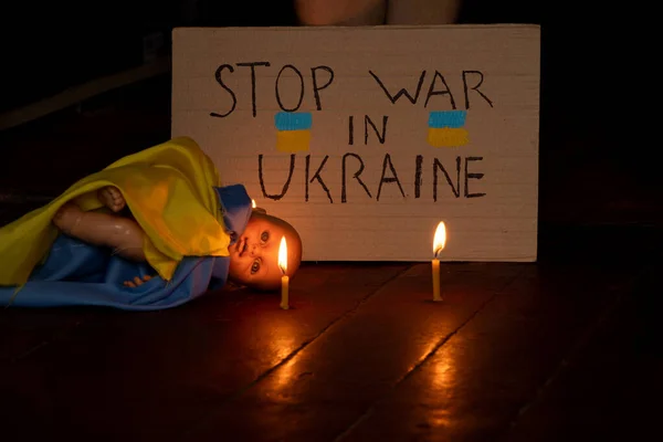 Uma Boneca Infantil Com Bandeira Ucrânia Fica Chão Casa Escuro — Fotografia de Stock