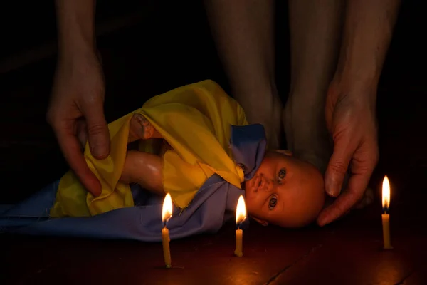 Una Muñeca Niños Con Bandera Ucrania Yace Suelo Casa Oscuridad —  Fotos de Stock