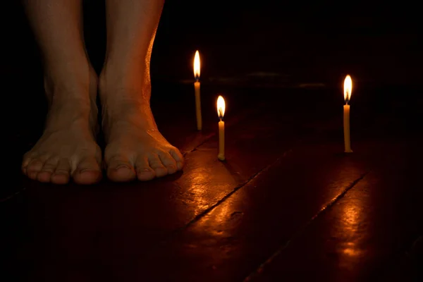 Голі Жіночі Ноги Підлозі Вдома Темряві Біля Свічок Жіночі Ноги — стокове фото