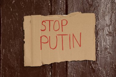 Sloganlı kağıtlar evin kahverengi kapısında Putin 'i durduruyor. Ukrayna' daki savaş.