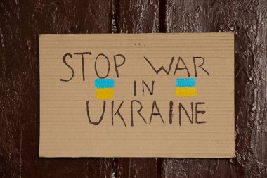 Ukrayna 'daki savaşı durduran sloganlı kağıtlar evin kahverengi kapısında asılı, Ukrayna' daki savaş 2022