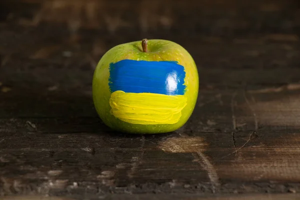 Ein Grüner Apfel Mit Der Nationalflagge Der Ukraine Gelb Und — Stockfoto
