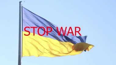 Ukrayna 'nın ulusal bayrağı, Dnipro şehrinin meydanında rüzgarda savruluyor. Gökyüzünün arka planına karşı test savaşı, Ukrayna 2022' de barış.