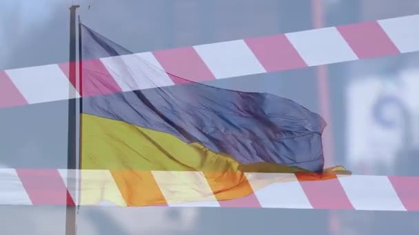 Жовто Синій Прапор України Проти Блакитного Неба Вітрі Червоною Стрічкою — стокове відео