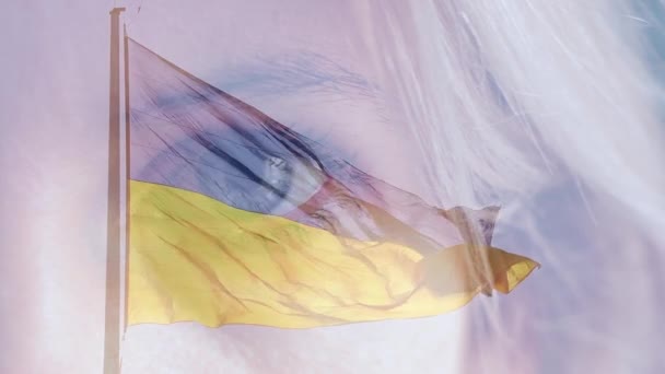 ウクライナの黄青色の国旗と少女の顔 ウクライナの戦争と平和 ウクライナの自由 戦争を停止する2022 — ストック動画