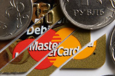 Ukrayna Dnepr 07.03.2022 - İzole bir arkaplanda kesilmiş bir plastik MasterCard ve Visa kartı. Rusya 'ya karşı mali yaptırımlar. Rusya 'da kriz ve yaptırımlar 2022