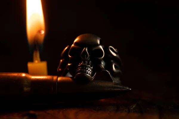 Silberring Mit Totenkopf Und Kugel Vor Dem Hintergrund Einer Kerzenflamme — Stockfoto