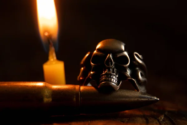 Silberring Mit Totenkopf Und Kugel Vor Dem Hintergrund Einer Kerzenflamme — Stockfoto