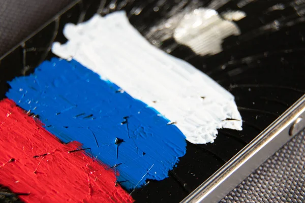 ウクライナDnepr 2022 絵に描いたロシアの旗 ロシアの制裁 ウクライナに対するロシアの戦争 国の金融危機と壊れたアップルのIphone 2022 — ストック写真
